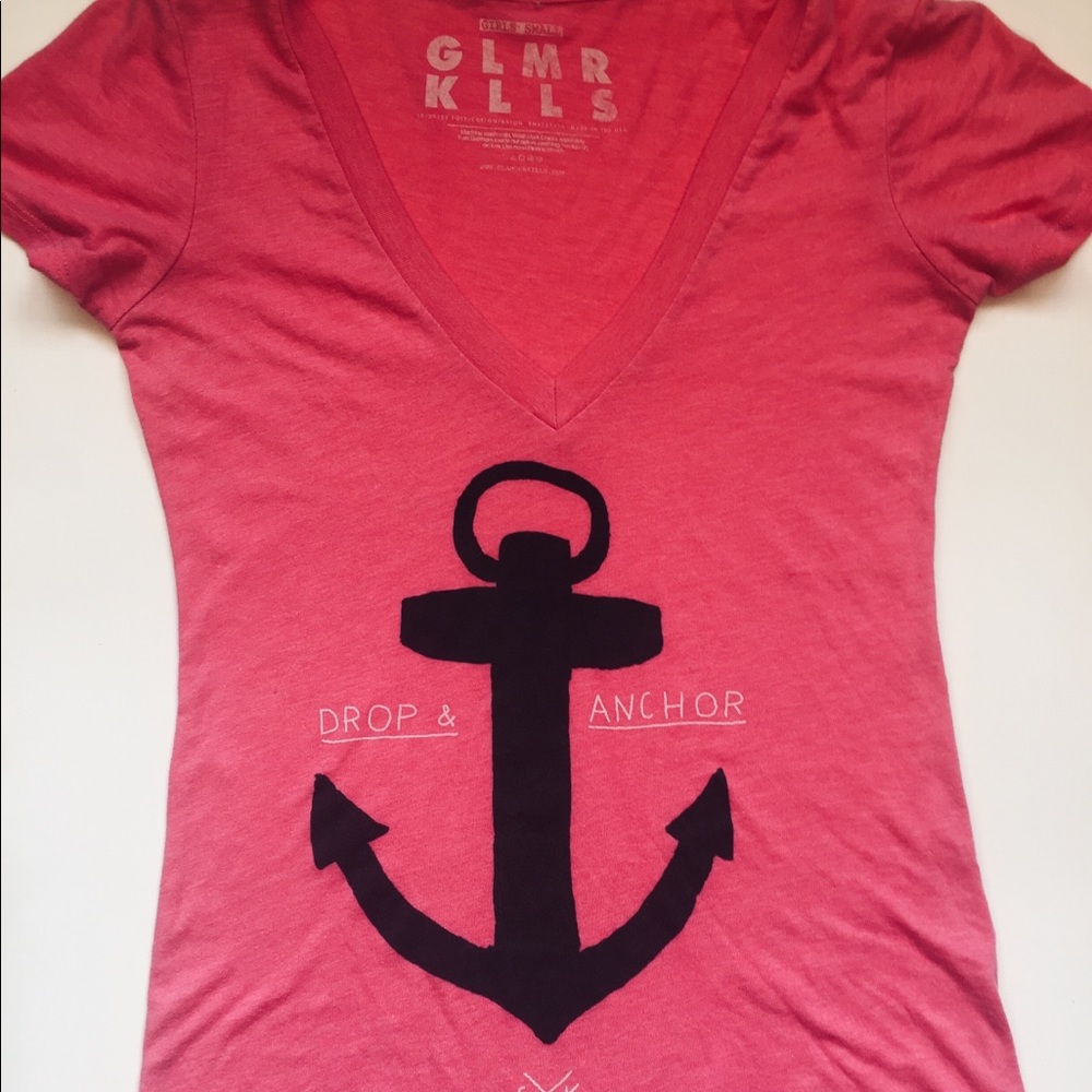 GLMR KLLS- Sm Black anchor pink v neck tee